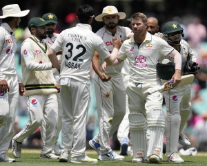Warner leads Australia to victory in his final test match, completing a 3-0 sweep over Pakistan